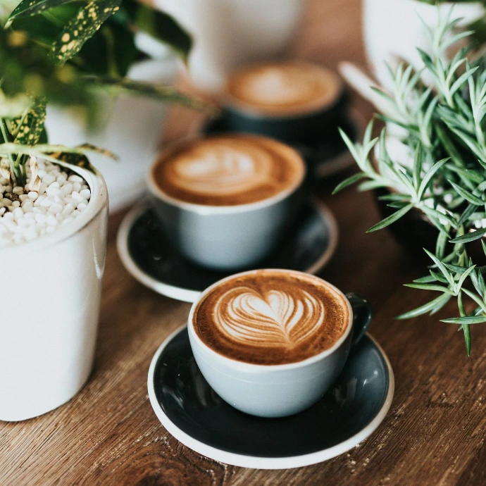 shallow focus photography of coffee late in mug on table